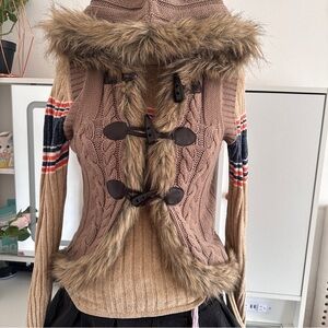 Vintage mudd faux fur hoodie:labeled size:M but it fit size:XS
